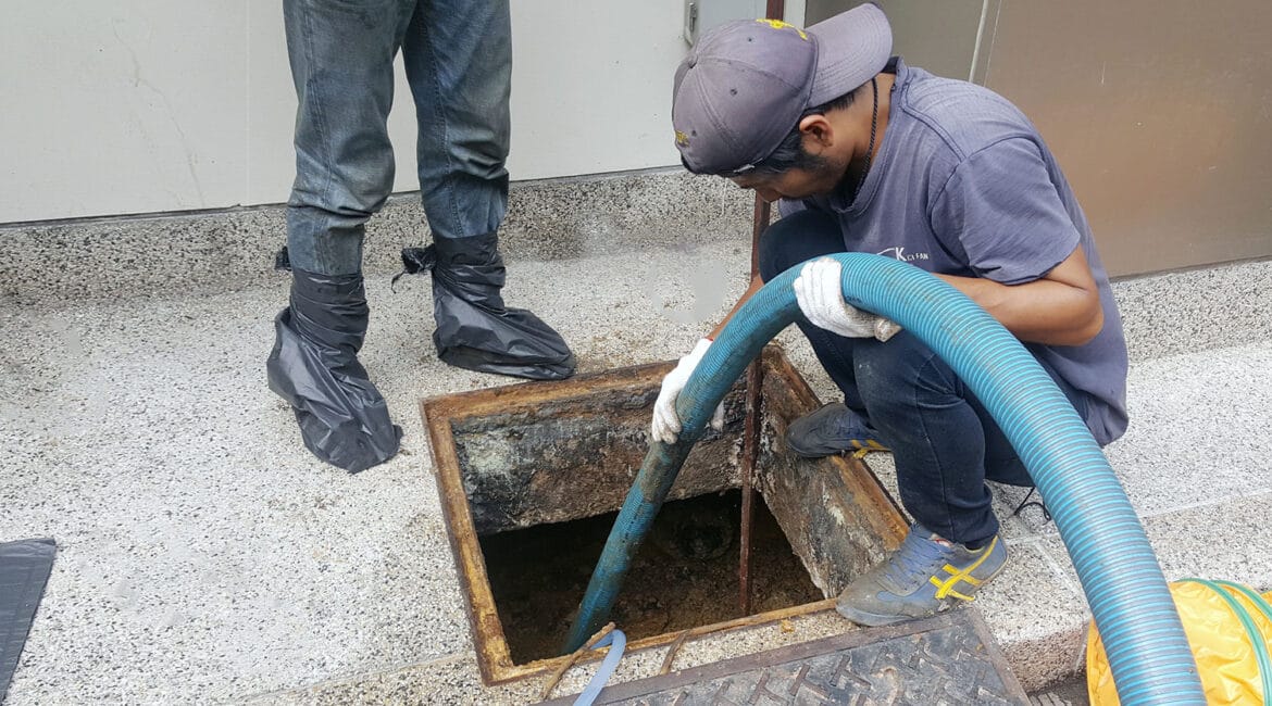 Limpeza de Caixa de Gordura: Tudo o Que Você Precisa Saber para Evitar Entupimentos e Mau Cheiro