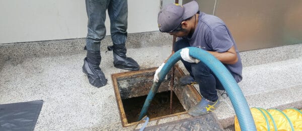 Limpeza de Caixa de Gordura: Tudo o Que Você Precisa Saber para Evitar Entupimentos e Mau Cheiro